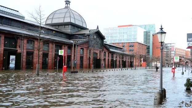 Fischmarktgebäude mit überfluteter Straße und Wege. Das Wasser ist kniehoch